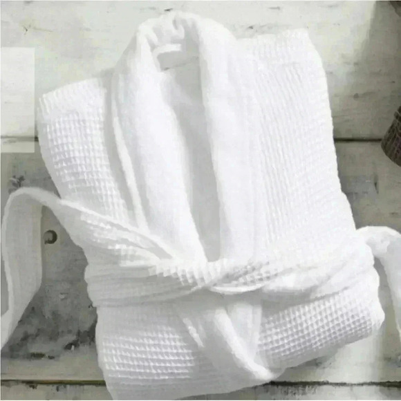 Pottery Barn Waffle Weave Resort
Robe Medium - Picture 1 of 4